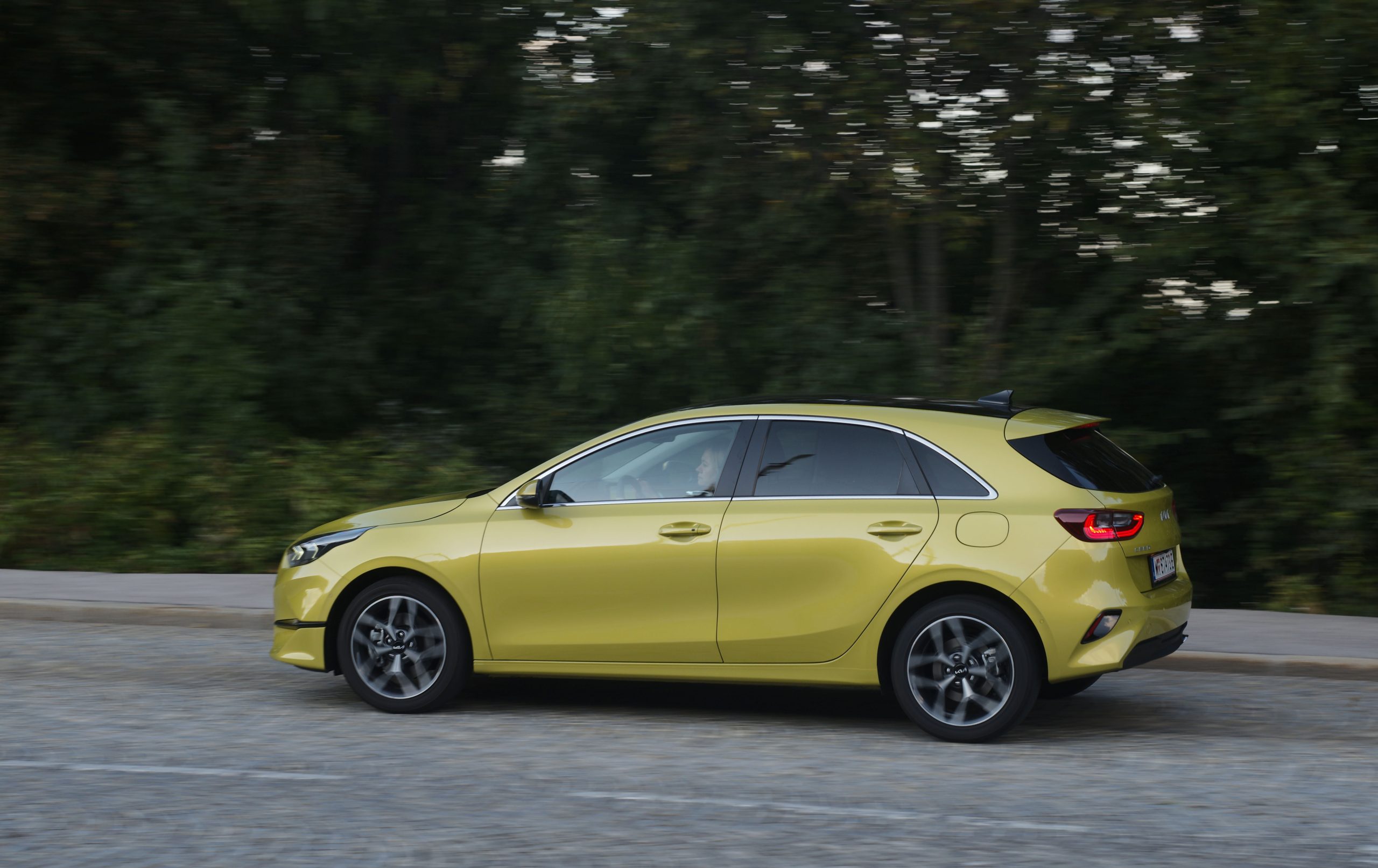 Kia Ceed Platin 2022 in Splash Lemon als Mietwagen bei Europcar CXMR-Klasse