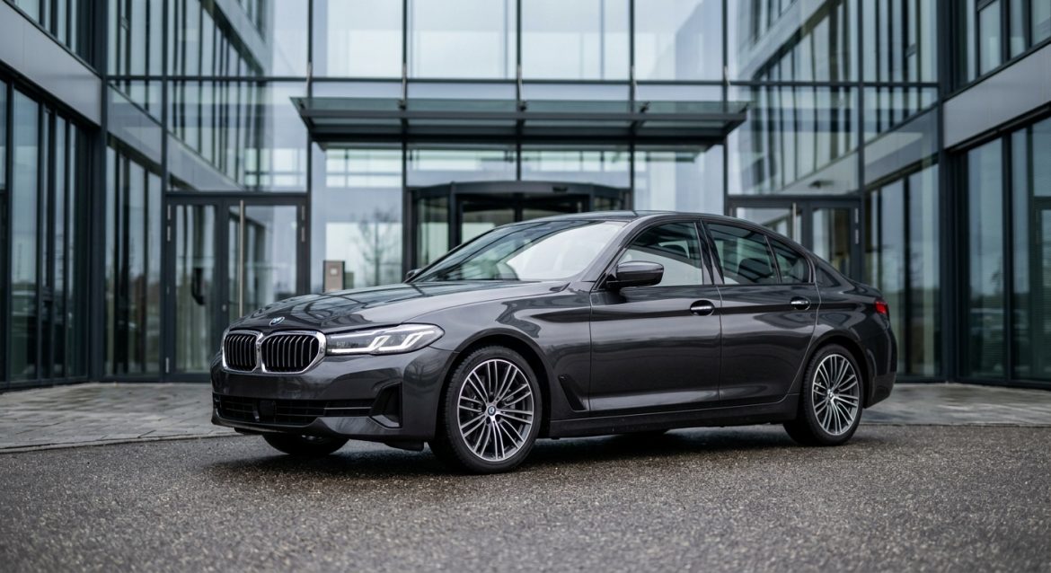 Schwarzer Premium-Mietwagen vor modernem Gebäude – hochwertige Fahrzeuge günstig mieten mit den richtigen Spartipps