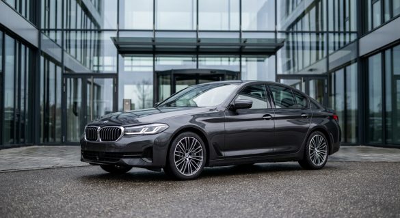 Schwarzer Premium-Mietwagen vor modernem Gebäude – hochwertige Fahrzeuge günstig mieten mit den richtigen Spartipps