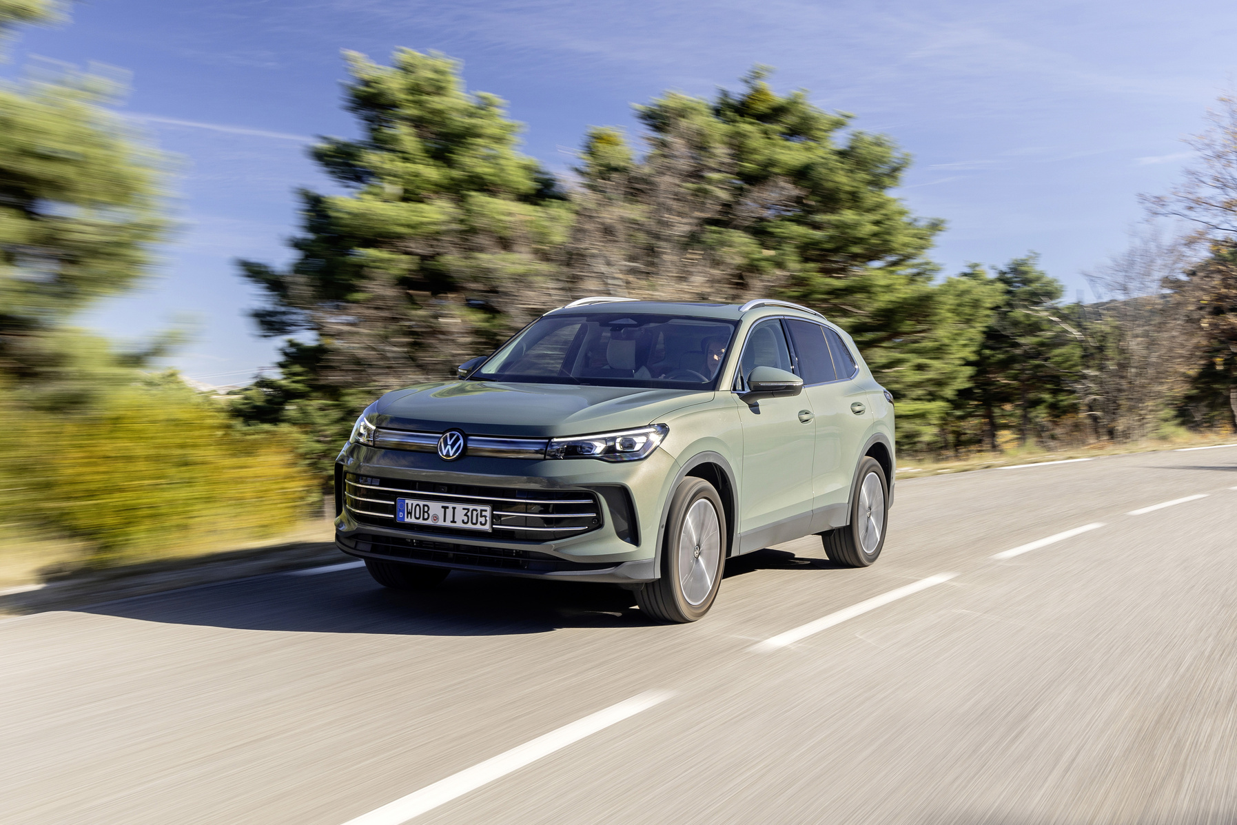 VW Tiguan 3. Generation in grau, Dreiviertel-Frontansicht – Sixt SFAR Fahrzeugklasse