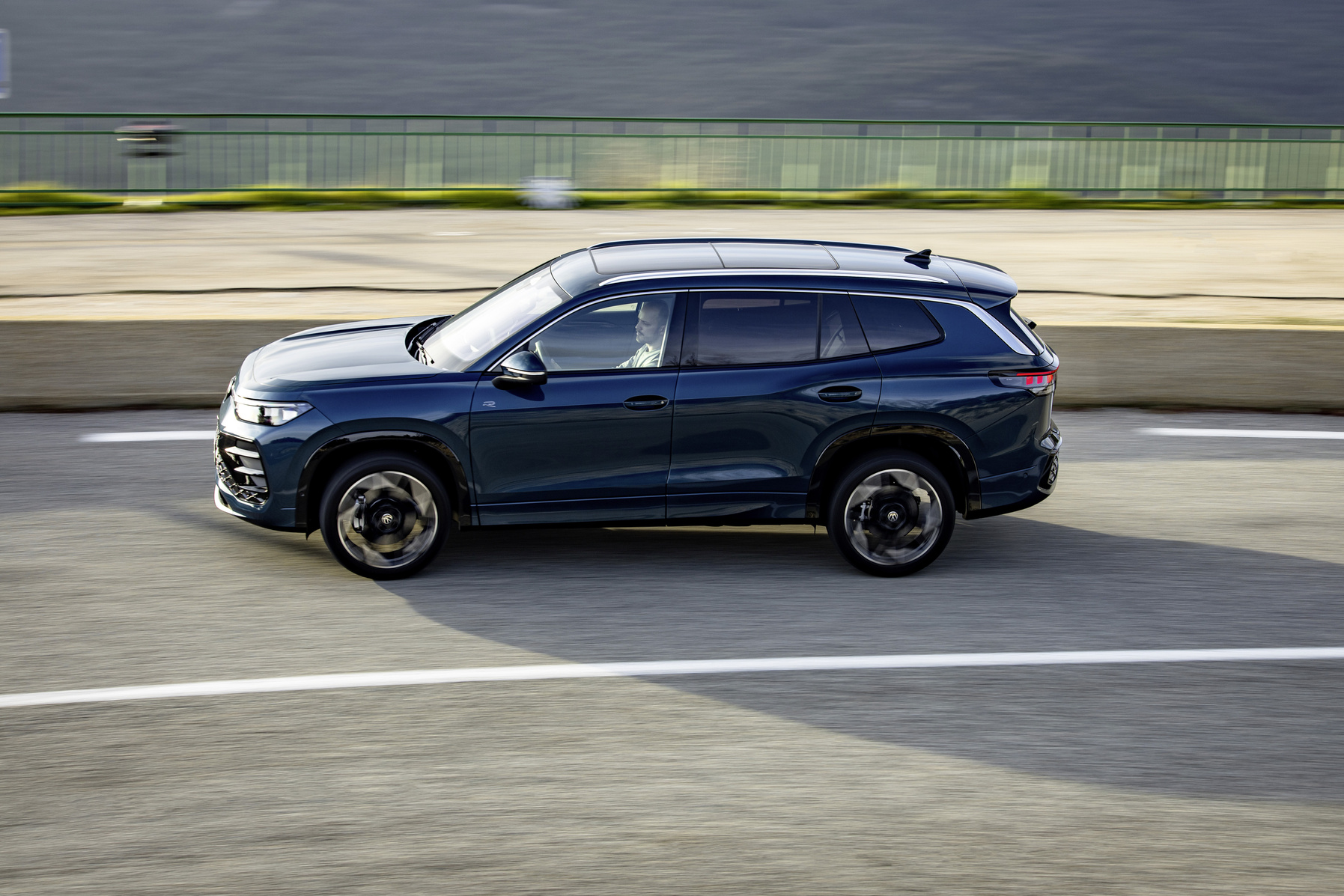 VW Tayron eHybrid in der Sixt PFAH-Klasse – 3/4-Frontansicht