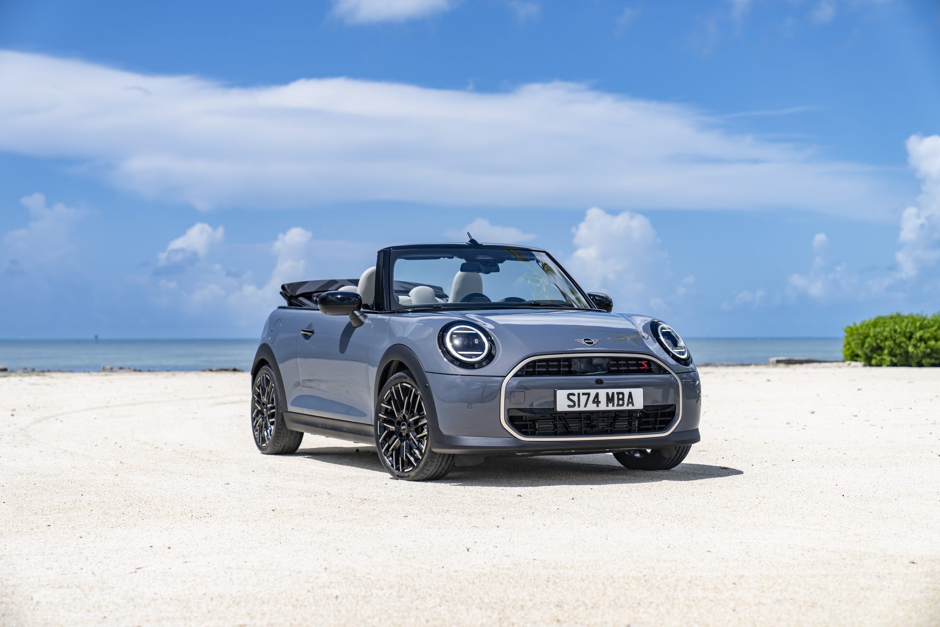 MINI Cooper Cabrio neue Generation – Fahrzeugbeispiel in der Sixt CTAR-Klasse