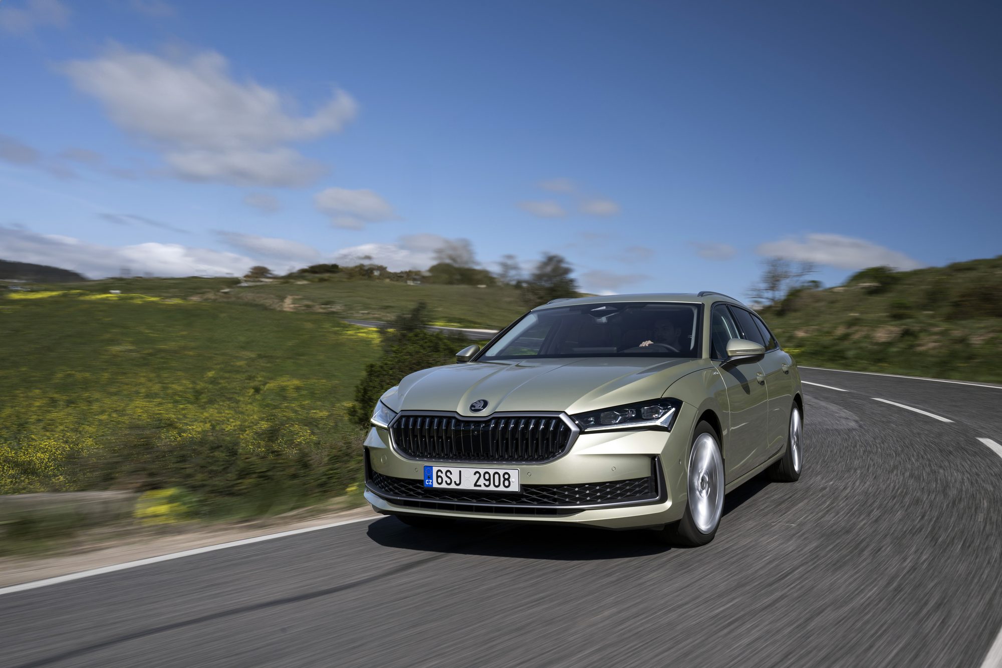 Skoda Superb IV Combi in der Sixt SWAR-Klasse – 3/4-Frontansicht